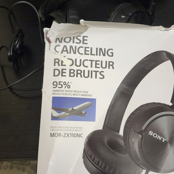 Sony Noise Canceling Headphones - Picture 4 of 5